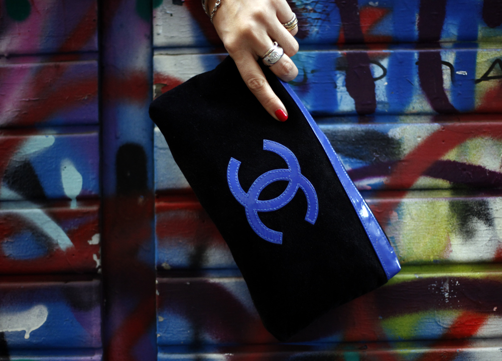 chanel pochette logo chanel pochette logo