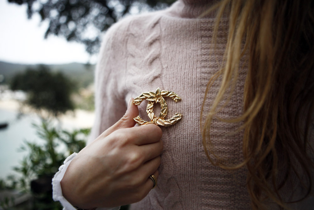 How to style a brooch
